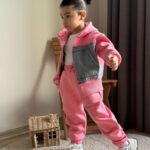 sprav popis na tento teplákovo-rifľový trojkomplet s natelnikom pre SEO na eshop tak aby to google co najlepsie a najrychlejsie vyhladal. a tiez najlepsie klucove slova pre vyhladavanie na googli