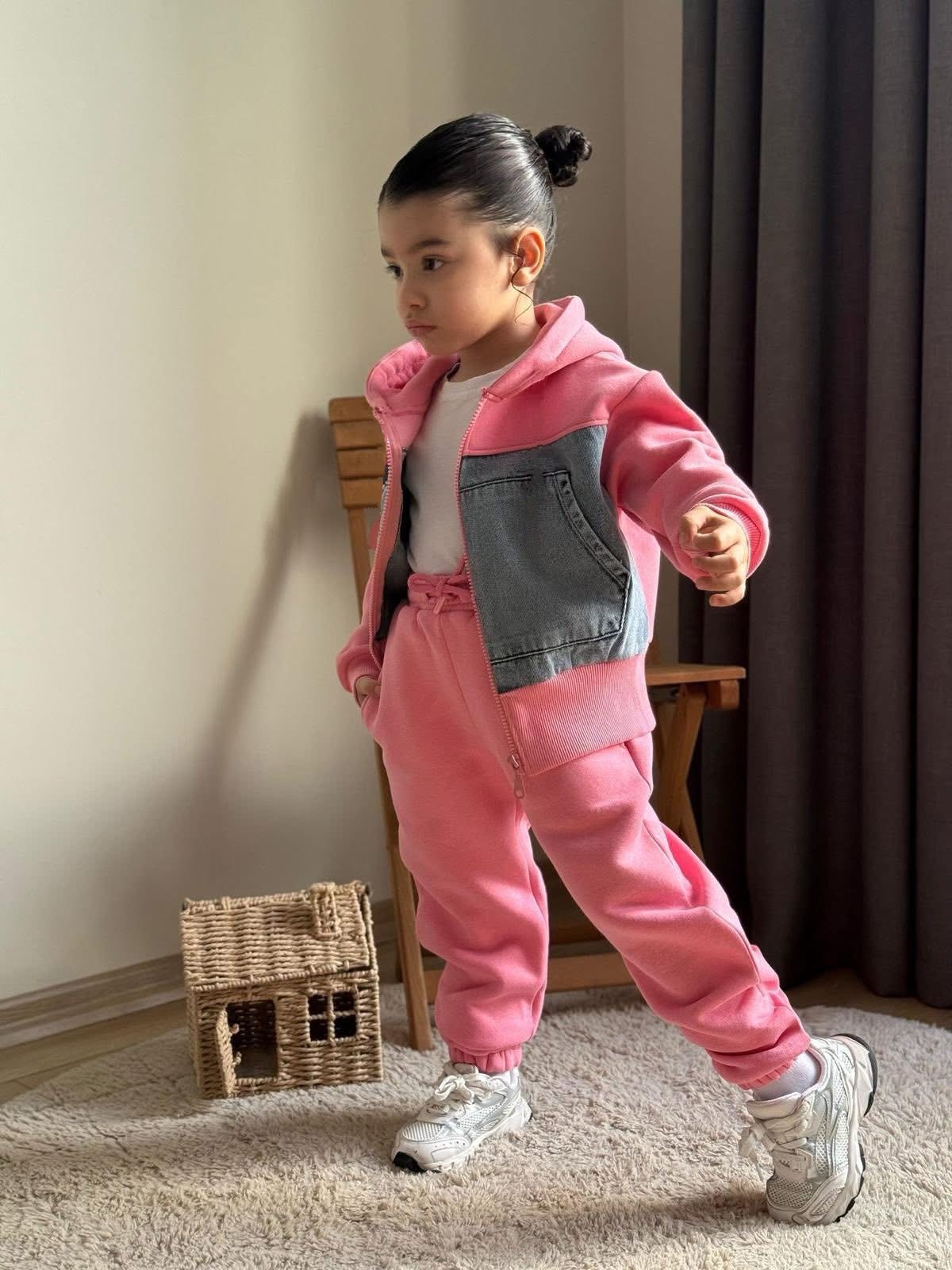 sprav popis na tento teplákovo-rifľový trojkomplet s natelnikom pre SEO na eshop tak aby to google co najlepsie a najrychlejsie vyhladal. a tiez najlepsie klucove slova pre vyhladavanie na googli